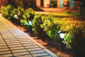 Gartenbeleuchtung selbst installieren – was erlaubt ist und wo Schluss ist