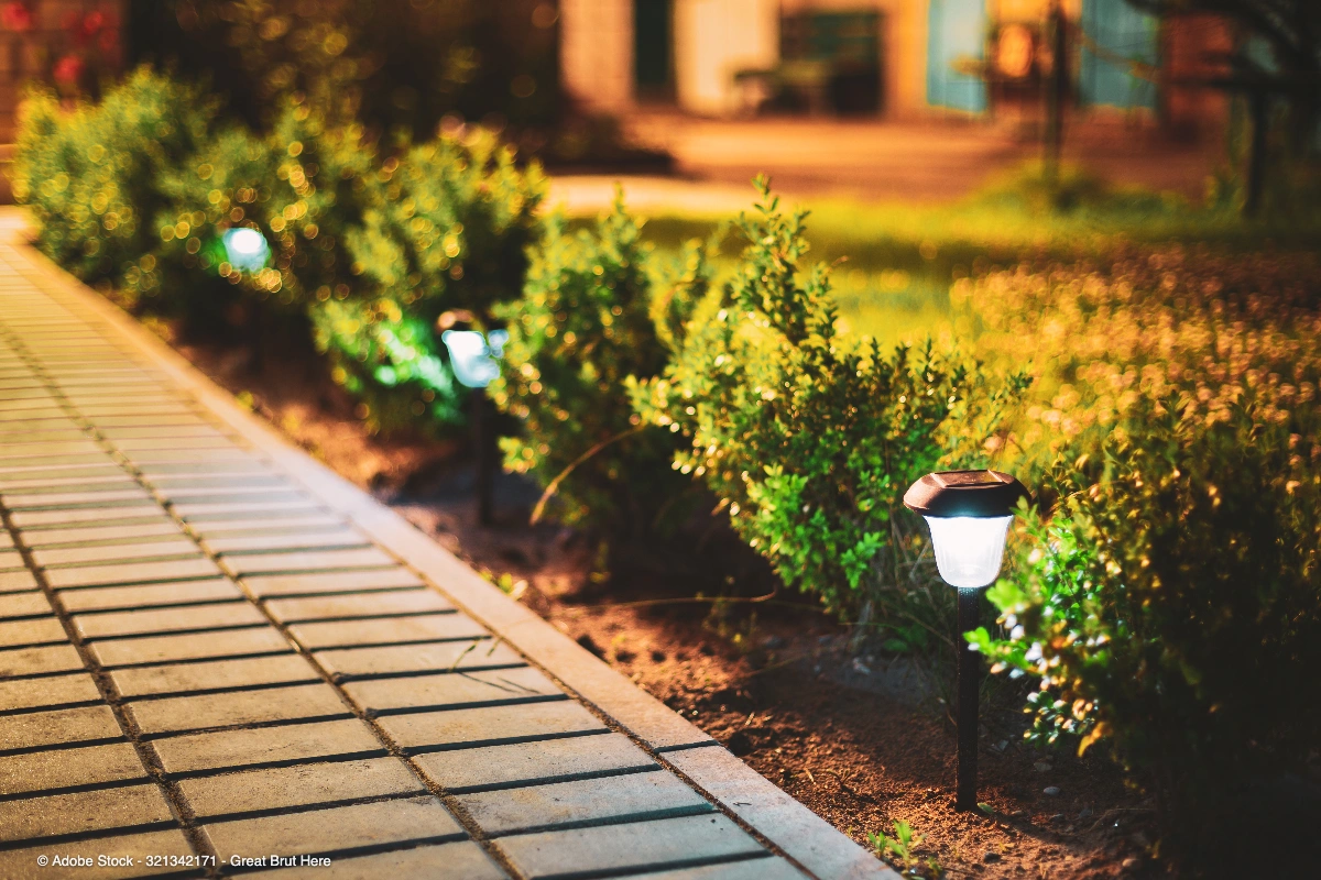 Gartenbeleuchtung selbst installieren – was erlaubt ist und wo Schluss ist